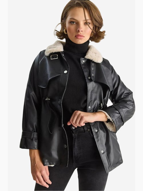 Veste effet cuir détail fausse fourrure lucci - Kiabi Veste effet cuir détail fausse fourrure lucci - Kiabi