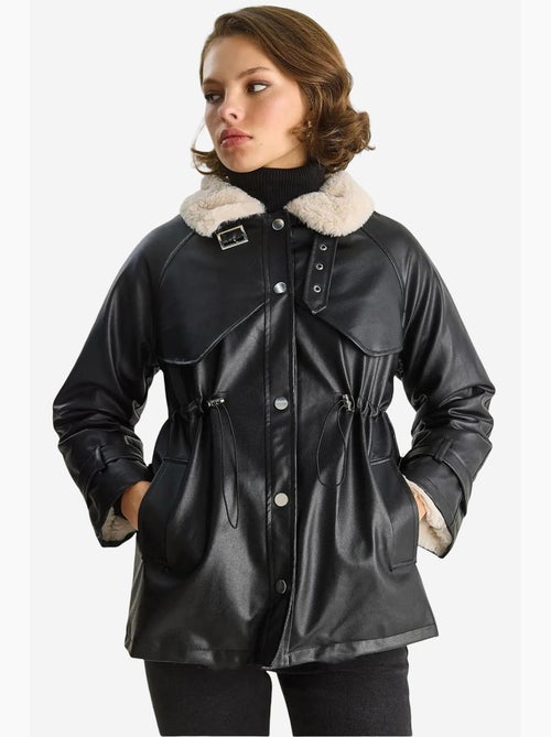Veste effet cuir détail fausse fourrure lucci - Kiabi Veste effet cuir détail fausse fourrure lucci - Kiabi