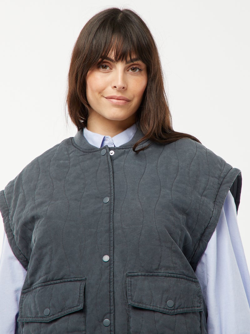 Veste en coton matelassée avec vagues verticales NOIR - Kiabi