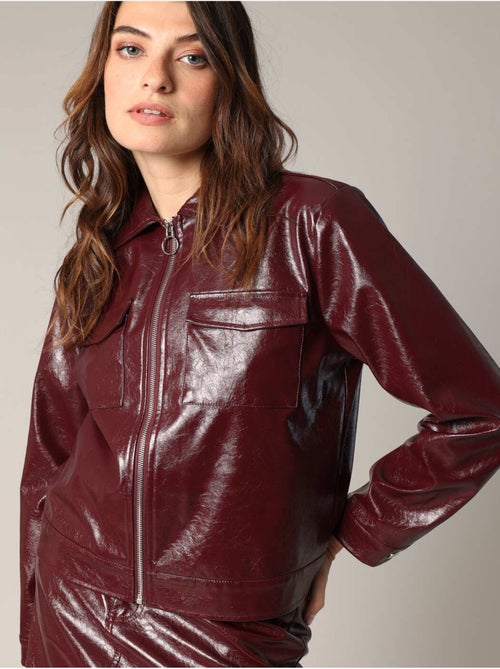 Veste en similicuir brillant avec poches poitrine à rabat 'deeluxe' - Kiabi Veste en similicuir brillant avec poches poitrine à rabat 'deeluxe' - Kiabi