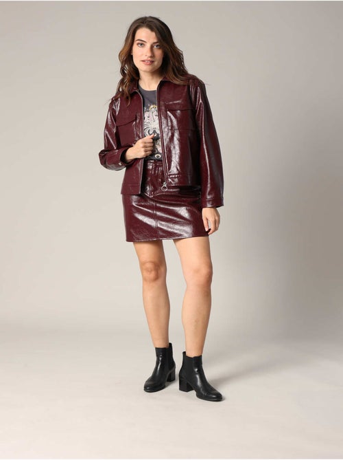 Veste en similicuir brillant avec poches poitrine à rabat 'deeluxe' - Kiabi Veste en similicuir brillant avec poches poitrine à rabat 'deeluxe' - Kiabi