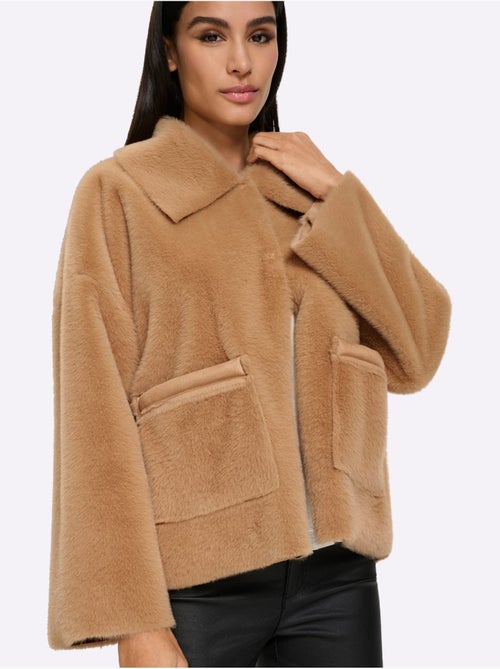 Veste imitation fourrure imitation fourrure douce - taille standard - helline - Kiabi Veste imitation fourrure imitation fourrure douce - taille standard - helline - Kiabi