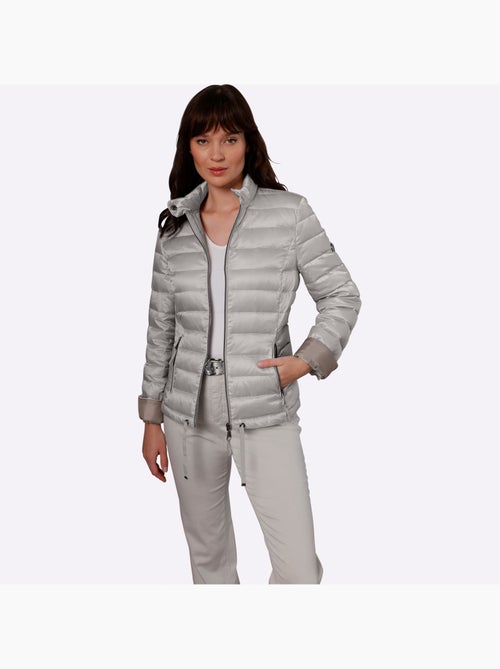 Veste Légère En Duvet Superbe Qualité Légèrement Brillante - Taille Standard - Helline - Kiabi Veste Légère En Duvet Superbe Qualité Légèrement Brillante - Taille Standard - Helline - Kiabi