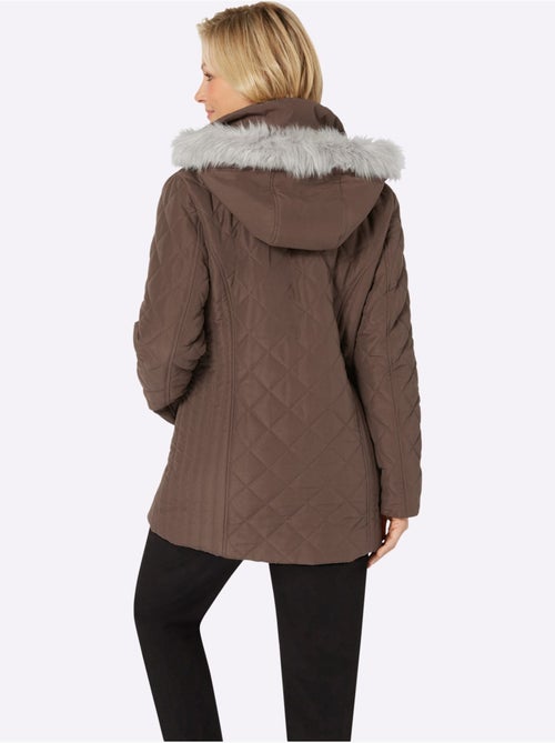 Veste matelassée à capuche avec col montant et poches raglan - Taille standard - Moda Vilona - Kiabi Veste matelassée à capuche avec col montant et poches raglan - Taille standard - Moda Vilona - Kiabi