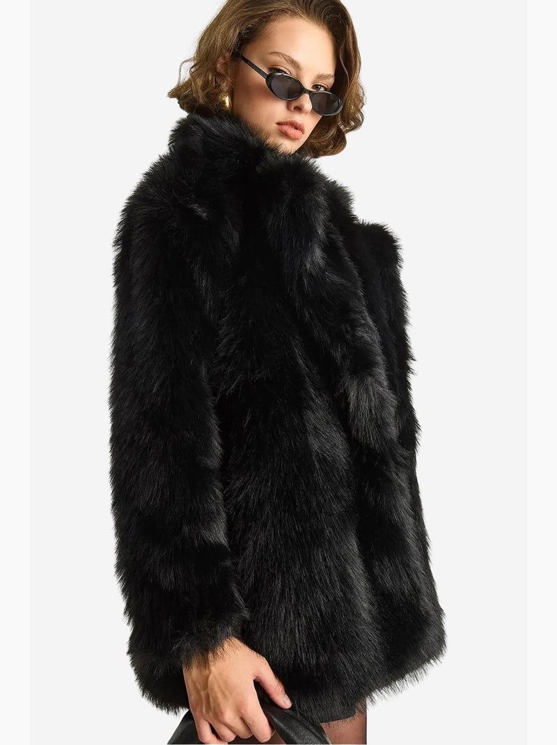 Veste mi-longue en fausse fourrure pelucheuse avec col. Lucci Noir - Kiabi