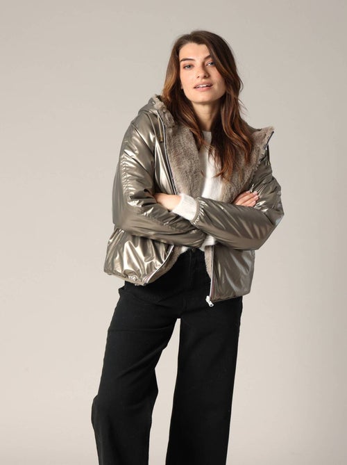 Veste réversible en métal et imitation fourrure
'Deeluxe' - Kiabi Veste réversible en métal et imitation fourrure
'Deeluxe' - Kiabi