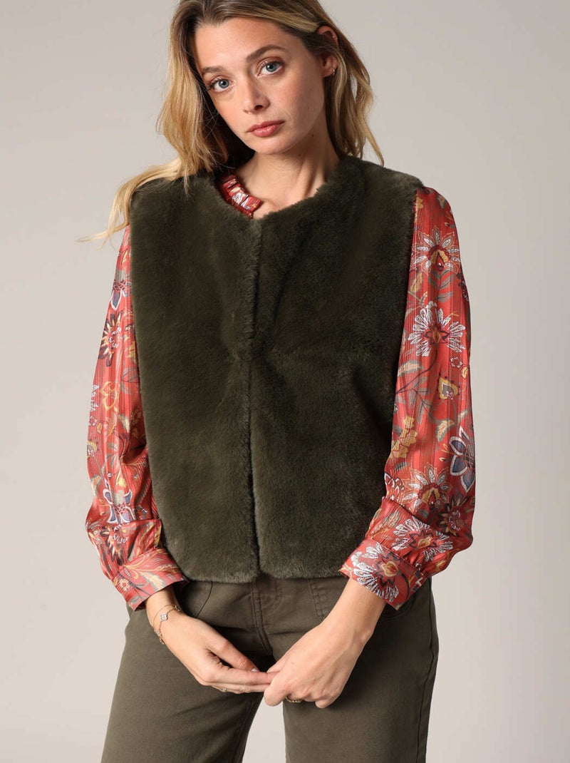 Veste sans manches en fausse fourrure douce. 'Deeluxe' Kaki - Kiabi