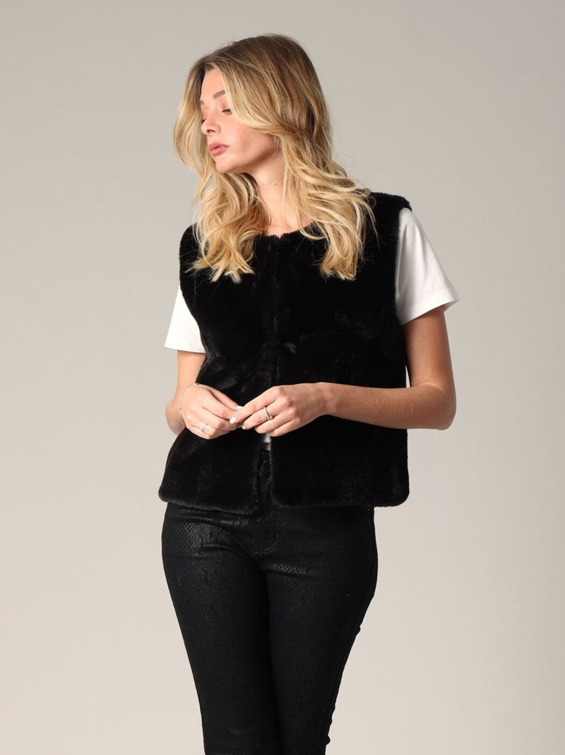 Veste sans manches en fausse fourrure douce.
 'Deeluxe' Noir - Kiabi