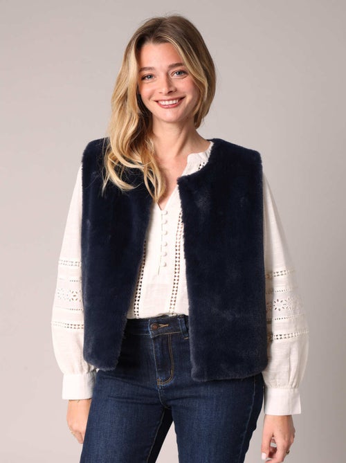 Veste sans manches en imitation fourrure douce
 'Deeluxe' - Kiabi