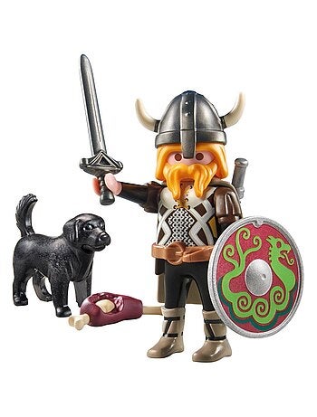 Viking avec son chien, bouclier, casque et armes