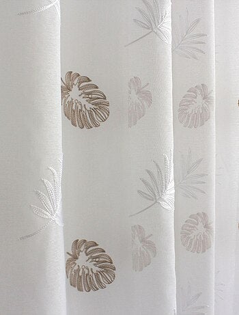 Voilage brodé sur étamine