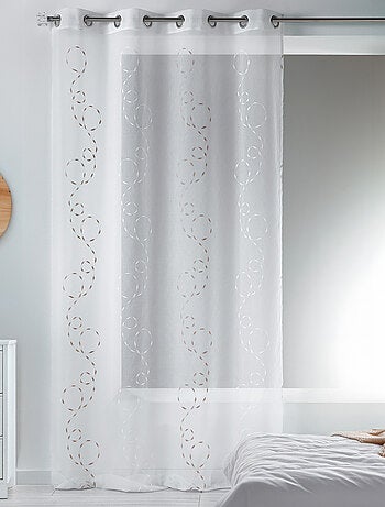 Voilage léger brodé à motifs décoratifs