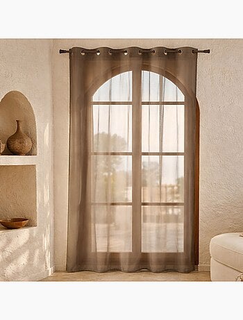 Voilage léger et fluide bas plombé.