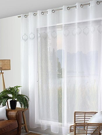 Voilage orné de broderies