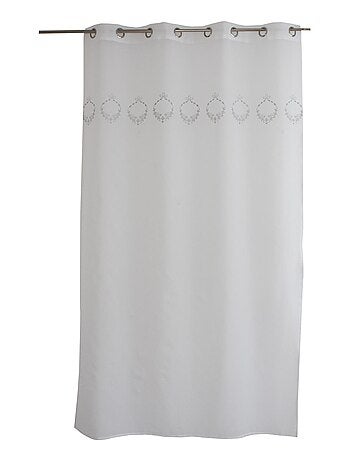 Voilage orné de broderies