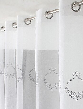 Voilage orné de broderies