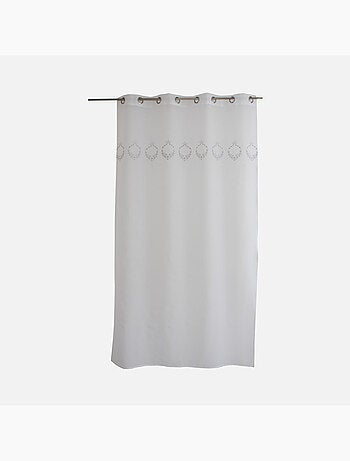 Voilage orné de broderies
