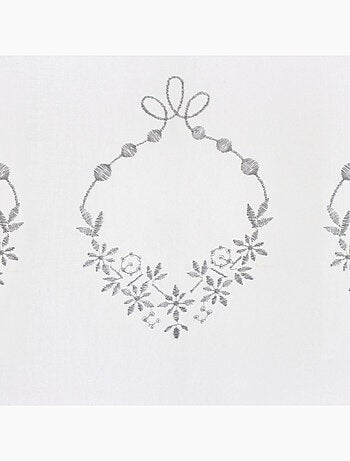 Voilage orné de broderies