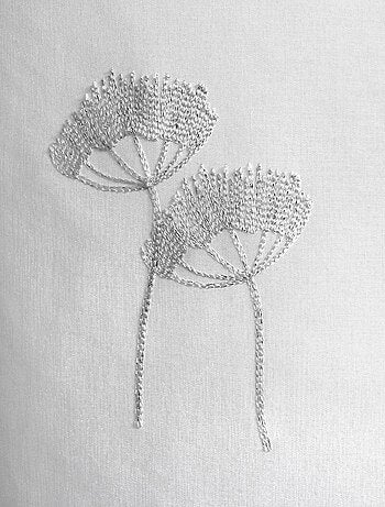 Voilage tamisant aux broderies florales